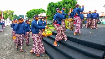 Wujud Cinta Kawula Alit pada Sang Raja, Ribuan Nayantaka Persembahkan Hasil Bumi untuk Sri Sultan