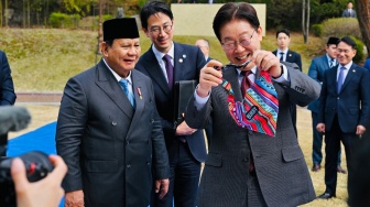 Diplomasi Unik Prabowo di Korea: Hadiah Keris hingga Baju Anjing untuk Presiden Lee Jae Myung