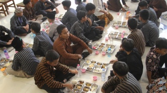 Siswa makan bersama saat uji coba pelaksanaan program Makan Bergizi Gratis (MBG) secara prasmanan di MIN 2 Kota Malang, Jawa Timur, Kamis (2/4/2026). [ANTARA FOTO/Ari Bowo Sucipto/rwa]
