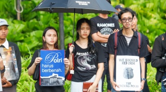 Sejumlah aktivis menggelar Aksi Kamisan ke-902 di depan Istana Merdeka, Jakarta, Kamis (2/4/2026). [Suara.com/Alfian Winanto]