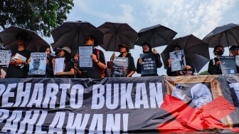 Sejumlah aktivis menggelar Aksi Kamisan ke-902 di depan Istana Merdeka, Jakarta, Kamis (2/4/2026). [Suara.com/Alfian Winanto]