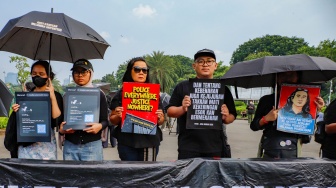 Sejumlah aktivis menggelar Aksi Kamisan ke-902 di depan Istana Merdeka, Jakarta, Kamis (2/4/2026). [Suara.com/Alfian Winanto]