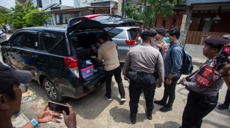 Tim penyidik Komisi Pemberantasan Korupsi (KPK) memasukkan koper kedalam mobil usai pengeledahan di rumah pribadi Wakil Ketua DPRD Provinsi Jawa Barat Ono Surono di Indramayu, Jawa Barat, Kamis (2/4/2026). [ANTARA FOTO/Dedi Suwidiantoro/sgd]