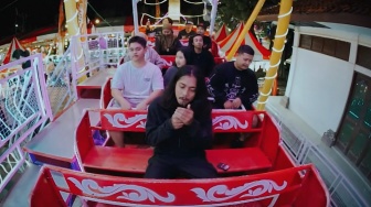 Adegan Merokok di Wahana Bermain Banjir Protes, The Jeblogs Tetap Nekat Rilis Video Klip Sebat Dulu