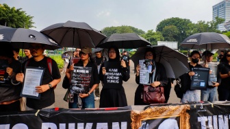 Sejumlah aktivis menggelar Aksi Kamisan ke-902 di depan Istana Merdeka, Jakarta, Kamis (2/4/2026). [Suara.com/Alfian Winanto]