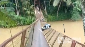 Seling Putus: Detik-Detik Menegangkan Jembatan Gantung Sukabumi Ambruk Seret Pemotor ke Dasar Sungai