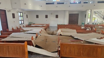 Diguncang Gempa M 7,6, Plafon Gereja Paroki Rumengkor Ambruk Jelang Ibadah Kamis Putih