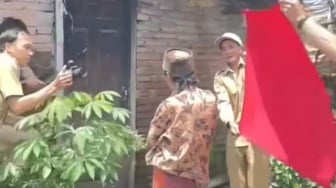 Penuh Perjuangan, Petugas Disdukcapil Kejar-kejaran dengan ODGJ untuk Ambil Foto KTP