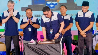 Direktur Utama Jakarta International Container Terminal (JICT) Ade Hartono memotong kue sebagai simbol peringatan HUT ke-27 JICT. Perayaan ini menandai perjalanan hampir tiga dekade JICT dalam mendukung arus logistik nasional dan global. [Handout]