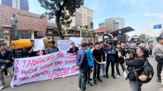 Berani Jebol Garis Polisi, Aktivis Geruduk Mabes Polri Desak Tangkap Bos Tambang Ilegal di Bolmong