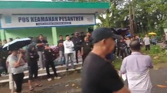 Akses Jalan Diblokir, Warga Kepung Pesantren Darul Istiqamah Maros