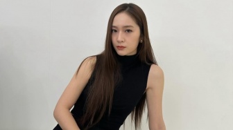 Nongkrong Lebih Modis dengan 4 Ide Padu Padan OOTD Hitam ala Krystal Jung