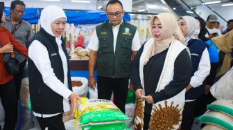 Cek Langsung Pasar Legi, Khofifah Pastikan Stok Aman dan Harga Kebutuhan Pokok Terkendali