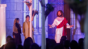 Umat Katolik memerankan visualisasi Jalan Salib saat peringatan Jumat Agung di Gereja Katedral, Jakarta, Jumat (3/4/2026). [Suara.com/Alfian Winanto]
