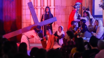 Umat Katolik memerankan visualisasi Jalan Salib saat peringatan Jumat Agung di Gereja Katedral, Jakarta, Jumat (3/4/2026). [Suara.com/Alfian Winanto]
