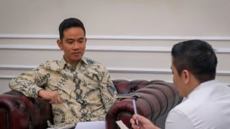 Bahas Isu Terkini, Seskab Teddy Bertemu Wapres Gibran 1,5  Jam di Istana Sambil Bawa Catatan