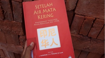 Setelah Air Mata Kering: Bab Tionghoa yang Hilang dari Buku Sejarah Sekolah