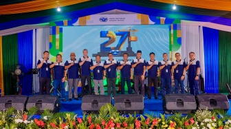 Jajaran komisaris, direksi dan manajemen Jakarta International Container Terminal (JICT) berfoto bersama pada peringatan HUT ke-27. [Handout]
