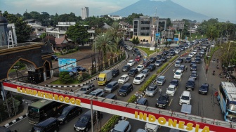 Foto udara kepadatan kendaraan saat pemberlakuan sistem satu arah di Gadog, Ciawi, Kabupaten Bogor, Jawa Barat, Jumat (3/4/2026). [ANTARA FOTO/Yulius Satria Wijaya/sgd]