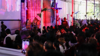 Umat Katolik memerankan visualisasi Jalan Salib saat peringatan Jumat Agung di Gereja Katedral, Jakarta, Jumat (3/4/2026). [Suara.com/Alfian Winanto]
