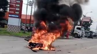 Tragedi di Jalur Tengkorak Duduksampeyan: Kijang Hantam 3 Motor Hingga Terbakar, Satu Nyawa Hilang