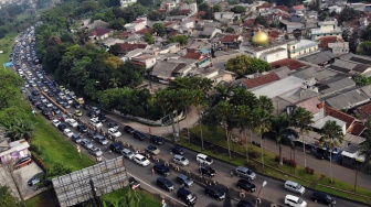 Foto udara kepadatan kendaraan saat pemberlakuan sistem satu arah di Gadog, Ciawi, Kabupaten Bogor, Jawa Barat, Jumat (3/4/2026). [ANTARA FOTO/Yulius Satria Wijaya/sgd]