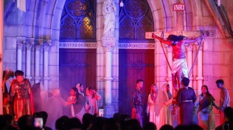 Umat Katolik memerankan visualisasi Jalan Salib saat peringatan Jumat Agung di Gereja Katedral, Jakarta, Jumat (3/4/2026). [Suara.com/Alfian Winanto]
