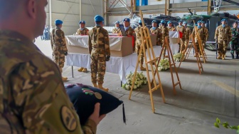 Suasana upacara pelepasan dan penghormatan tiga jenazah personel penjaga perdamaian Indonesia yang tergabung dalam misi United Nations Interim Force in Lebanon (UNIFIL) di Hanggar Lebanese Air Force, Beirut Lebanon, Kamis (2/4/2026). [ANTARA FOTO/KBRI Lebanon/adm/tom]
