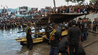 Sejumlah peziarah mengikuti rangkaian prosesi Laut Semana Santa di Pantai Kuce, Larantuka, Nusa Tenggara Timur, Jumat (3/4/2026). [ANTARA FOTO/Mega Tokan/sgd/tom]