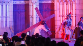 Umat Katolik memerankan visualisasi Jalan Salib saat peringatan Jumat Agung di Gereja Katedral, Jakarta, Jumat (3/4/2026). [Suara.com/Alfian Winanto]
