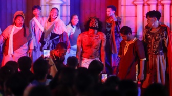 Umat Katolik memerankan visualisasi Jalan Salib saat peringatan Jumat Agung di Gereja Katedral, Jakarta, Jumat (3/4/2026). [Suara.com/Alfian Winanto]
