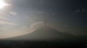 Mahameru Bergejolak: Rentetan Erupsi Beruntun Jumat Pagi dan Ancaman Lahar yang Mengintai