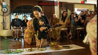 Mengenal Makna Filosofis Tedak Sinten Andrew, Anak Erika Carlina Pilih 2 Benda Ini