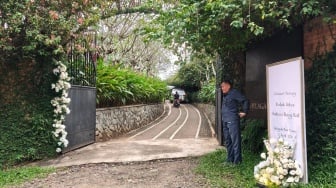 Dijaga Ketat, Acara Tedak Siten Andrew Anak Erika Carlina Bernuansa Putih