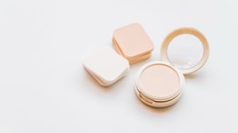 5 Bedak Padat untuk Kulit Berminyak, Hasil Makeup Natural dan Tidak Dempul