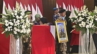 'Ayah, Ayah!' Tangis Histeris Keluarga Pecah saat Jenazah 3 Prajurit TNI Gugur Tiba di Tanah Air