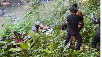 Lelah Berujung Musibah: Detik-Detik Menegangkan Motor Terjun ke Sungai di Jembatan Koncer Bondowoso