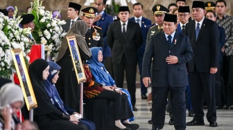 Presiden Prabowo Subianto (kedua kanan) didampingi Menteri Pertahanan Sjafrie Sjamsoeddin (kanan) menghadiri penghormatan kepada jenazah personel penjaga perdamaian yang tergabung dalam United Nations Interim Force in Lebanon (UNIFIL) setibanya di VIP Room Terminal 3 Bandara Soekarno-Hatta, Tangerang, Banten, Sabtu (4/4/2026). [ANTARA FOTO/Fauzan/mrh/YU]