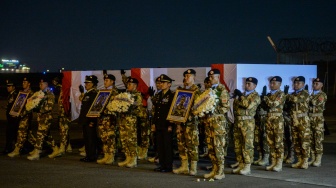 Sejumlah prajurit TNI mengusung peti jenazah personel penjaga perdamaian yang tergabung dalam United Nations Interim Force in Lebanon (UNIFIL) saat upacara pelepasan di Terminal 3 Bandara Soekarno-Hatta, Tangerang, Banten, Sabtu (4/4/2026). [ANTARA FOTO/Putra M. Akbar/YU]