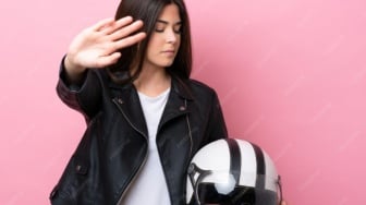 7 Cara Ampuh Atasi Rambut Lepek karena Helm Ojek Online, Tanpa Keramas Langsung Fresh Seketika