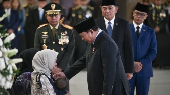 Presiden Prabowo Subianto (ketiga kanan) didampingi Menteri Pertahanan Sjafrie Sjamsoeddin (kedua kanan), Menlu Sugiono (kanan) dan Panglima TNI Jenderal TNI Agus Subiyanto (keempat kanan) mengucapkan bela sungkawa kepada keluarga jenazah personel penjaga perdamaian yang tergabung dalam United Nations Interim Force in Lebanon (UNIFIL) di VIP Room Terminal 3 Bandara Soekarno-Hatta, Tangerang, Banten, Sabtu (4/4/2026). [ANTARA FOTO/Fauzan/mrh/YU]
