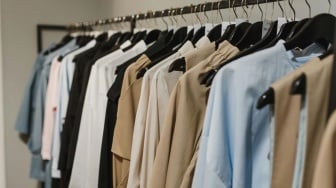 Dijamin Gak Gerah, Ini 5 Warna Baju Terbaik untuk Dipakai saat Cuaca Terik