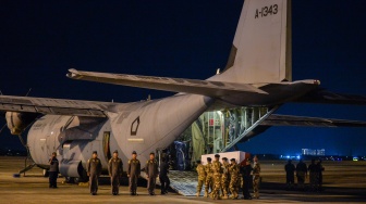 Sejumlah prajurit TNI memasukkan peti jenazah personel penjaga perdamaian yang tergabung dalam United Nations Interim Force in Lebanon (UNIFIL) ke dalam pesawat Hercules di Terminal 3 Bandara Soekarno-Hatta, Tangerang, Banten, Sabtu (4/4/2026). [ANTARA FOTO/Putra M. Akbar/YU]