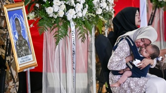 Istri dan anak dari Serka (Anm) M. Nur Ichwan menghadiri penghormatan jenazah personel penjaga perdamaian yang tergabung dalam United Nations Interim Force in Lebanon (UNIFIL) setibanya di VIP Room Terminal 3 Bandara Soekarno-Hatta, Tangerang, Banten, Sabtu (4/4/2026). [ANTARA FOTO/Fauzan/mrh/YU]