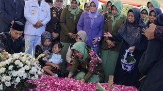 Suasana Haru Pemakaman Kopda Anumerta Farizal di TMP Giripeni, Isak Tangis Keluarga Pecah