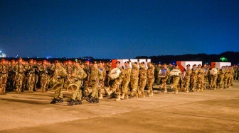Sejumlah prajurit TNI mengusung peti jenazah personel penjaga perdamaian yang tergabung dalam United Nations Interim Force in Lebanon (UNIFIL) saat upacara pelepasan di Terminal 3 Bandara Soekarno-Hatta, Tangerang, Banten, Sabtu (4/4/2026). [ANTARA FOTO/Putra M. Akbar/YU]