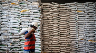 Petugas mengangkut karung beras di Gudang Bulog Tambak Aji, Semarang, Jawa Tengah, Senin (6/4/2026). [ANTARA FOTO/Aprillio Akbar/agr]
