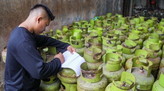 Petugas mendata tabung Liquefied Petroleum Gas (LPG) ukuran 3 kg di agen, kawasan Pasar Rebo, Jakarta, Senin (6/4/2026). [Suara.com/Alfian Winanto]
