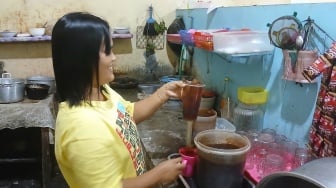 Jeritan Pedagang Kecil di Tengah Kenaikan Harga Plastik: Untung Tipis, Pelanggan Terancam Pergi!