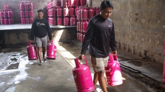 Petugas memindahkan tabung Liquefied Petroleum Gas (LPG) ukuran 12 kg di agen, kawasan Pasar Rebo, Jakarta, Senin (6/4/2026). [Suara.com/Alfian Winanto]
